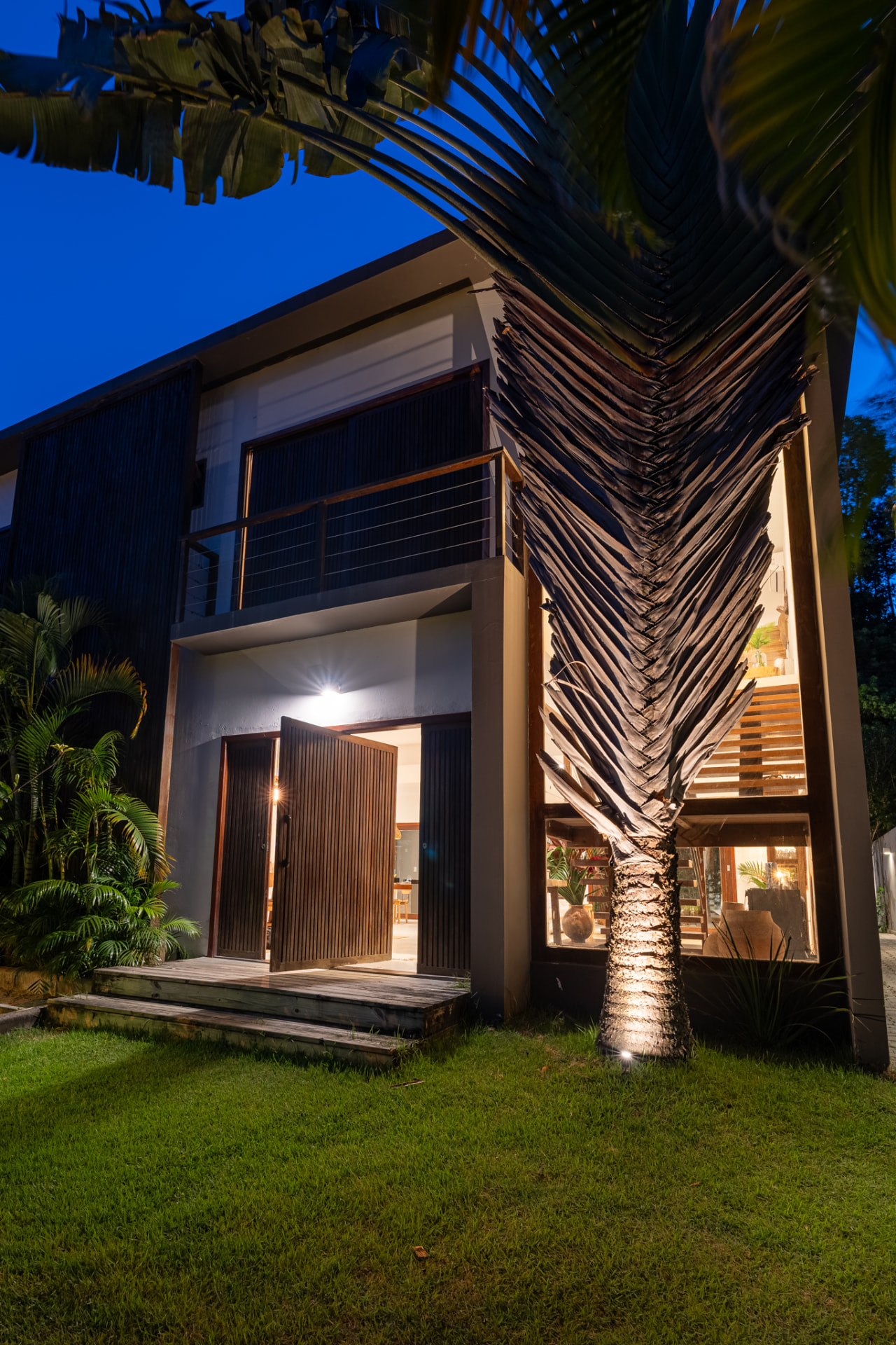 Casa Mori — fachada iluminada ao entardecer